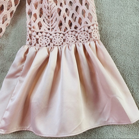 DOLCE CABO Satin Bell Sleeve Lace Blouse With Attached Camisole Women's Size M - Picture 10 of 13